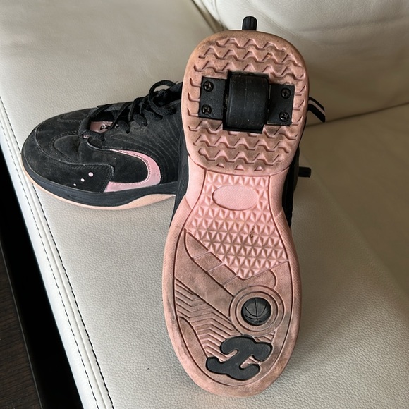 Skateboarding rolling wheeled shoes - Picture 1 of 5